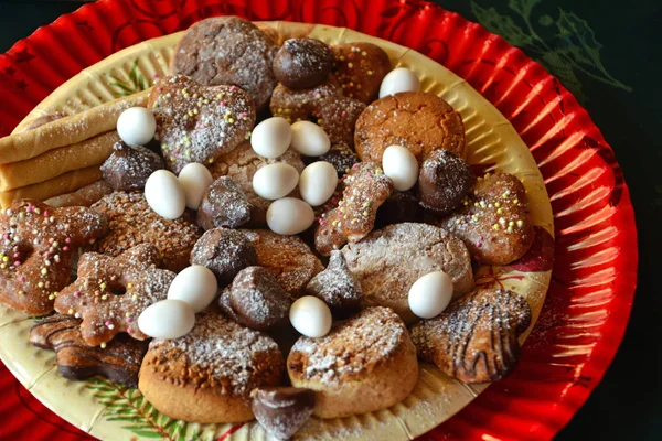 Preciosa imagen de cerca de las galletas de Navidad en un plato en una mesa — Foto de Stock