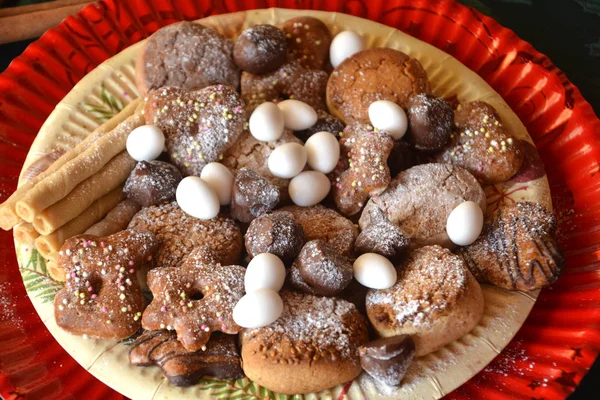 Bella immagine ravvicinata di biscotti di Natale su un piatto su un tavolo — Foto Stock