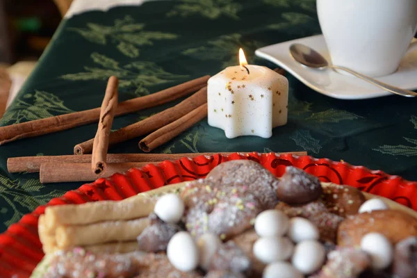 Yanan mumlar bir masada güzel Noel kurabiyeleri görüntüsünü yakından dekore — Stok fotoğraf