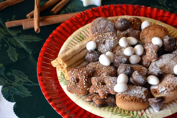 Preciosa imagen de cerca de las galletas de Navidad en un plato en una mesa — Foto de Stock