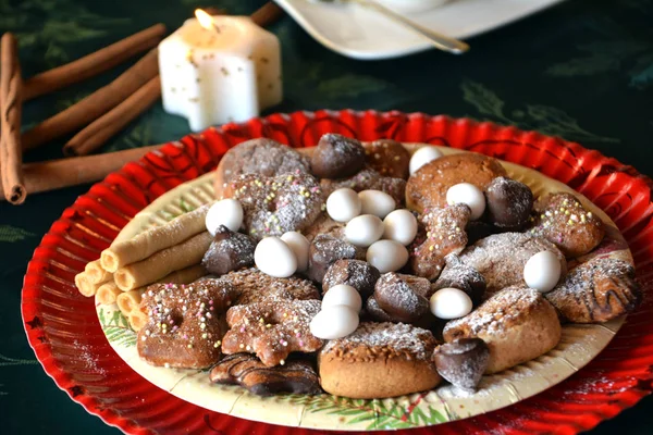 Preciosa imagen de cerca de las galletas de Navidad decoradas en una mesa con velas encendidas — Foto de Stock