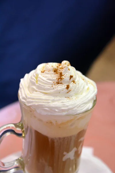 ホイップ クリームとおいしいアイス コーヒー — ストック写真