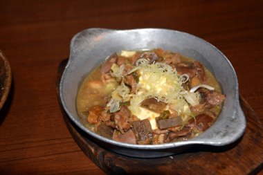 Lezzetli karışımı bir tencereye et. Japon yemekleri.