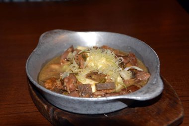 Lezzetli karışımı bir tencereye et. Japon yemekleri.