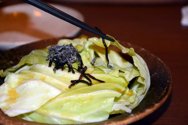 Cozinha japonesa, deliciosa salada de repolho orgânico fresco . — Fotografia de Stock