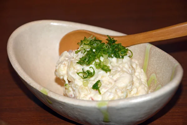 Lezzetli Japon mutfağı, üzerinde beyaz bir kase patates salatası. — Stok fotoğraf