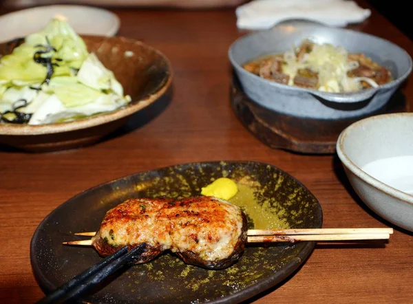 Finom japán konyha csirke Satay egy tányérra. — Stock Fotó