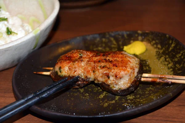 Вкусная японская кухня Куриный сатай на тарелке . — стоковое фото