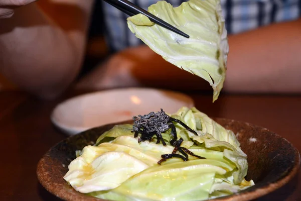 Japon mutfağı, lezzetli taze organik lahana salatası. — Stok fotoğraf