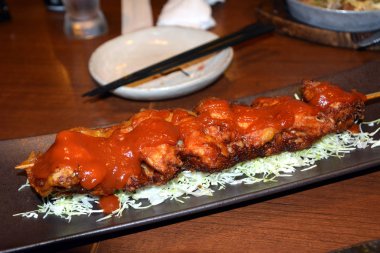 Japon Barbekü. Yakitori tavuk bir plaka üzerinde. Makro.