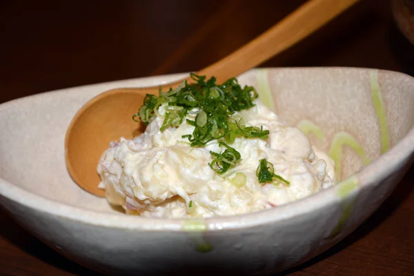 Lezzetli Japon mutfağı, üzerinde beyaz bir kase patates salatası. — Stok fotoğraf