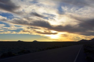 Lanzarote Günbatımı ile manzara. Kanarya Adası. İspanya.