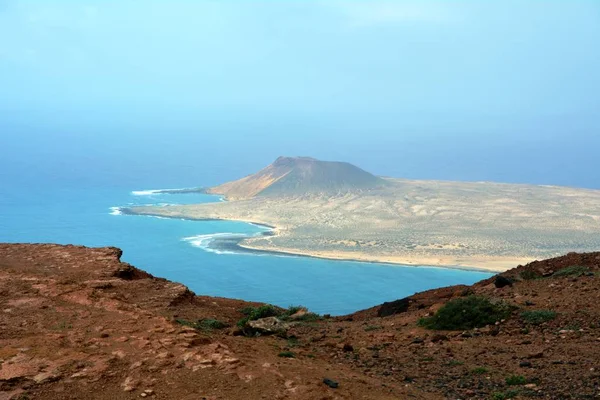 Krajina nad ostrov La Graciosa, převzato z Lanzarote. Kanárské ostrovy. Španělsko. — Stock fotografie