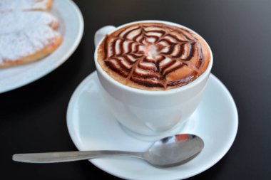 Lezzetli köpüklü cappuccino bir plaka üzerinde beyaz bir Kupası.