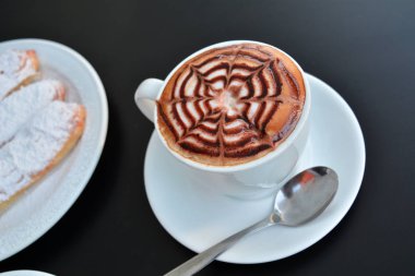 Lezzetli köpüklü cappuccino bir plaka üzerinde beyaz bir Kupası.