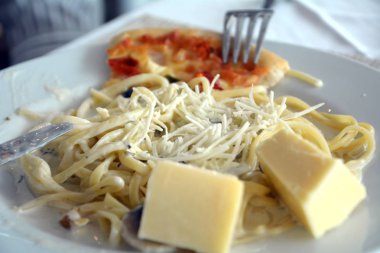 Peynir ve küçük pizza İtalyan spagetti. Lezzetli yemekler.