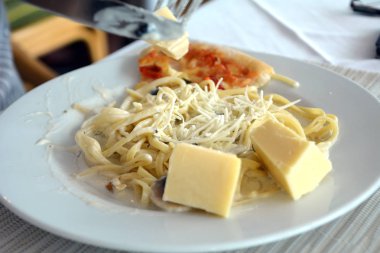 Peynir ve küçük pizza İtalyan spagetti. Lezzetli yemekler.