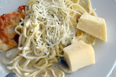 Peynir ve küçük pizza İtalyan spagetti. Lezzetli yemekler.