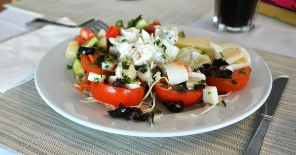 Gefüllte Tomaten mit Käse und Basilikum. gesunde glutenfreie Lebensmittel. — Stockfoto