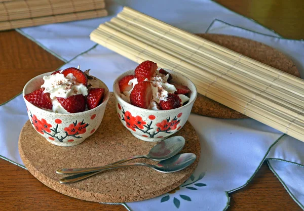 Gehakte aardbeien en licht opgeklopte room, verse heerlijk dessert. — Stockfoto