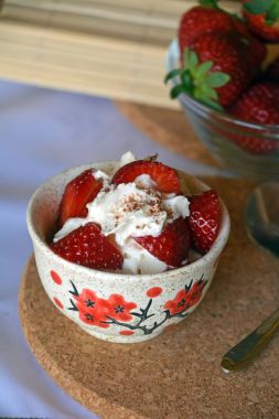 Doğranmış çilek ve ışık krem, taze tatlı şanti.
