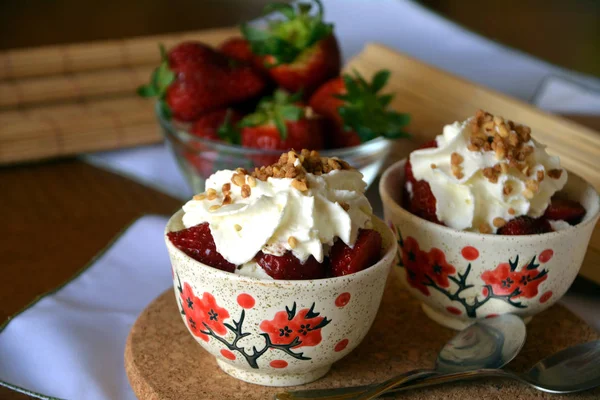 Gehackte Erdbeeren und leichte Schlagsahne, frisches Dessert. — Stockfoto