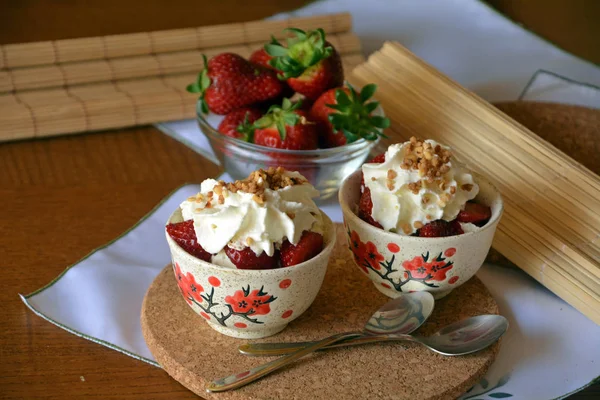 Gehakte aardbeien en licht whipped crème, vers dessert. — Stockfoto