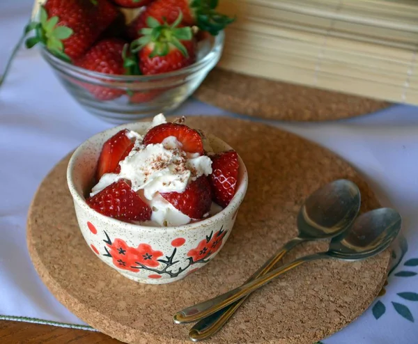 Chopped strawberries and light whipped cream, fresh dessert. — Stock Photo, Image