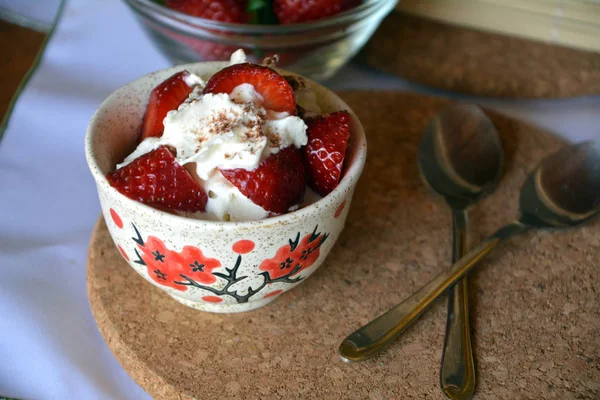 Chopped strawberries and light whipped cream, fresh dessert. — Stock Photo, Image