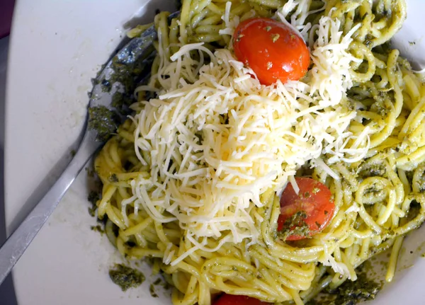 皿の上のバジルソース スパゲッティ。イタリアの菜食主義の食糧. — ストック写真
