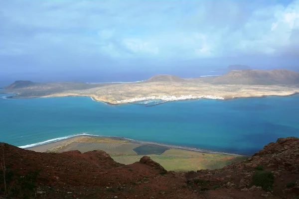 Krajobraz nad wyspę La Graciosa zaczerpnięte z na północ od Lanzarote. Wyspy Kanaryjskie. Hiszpania. — Zdjęcie stockowe