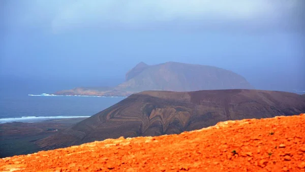 Krajina nad ostrov La Graciosa, převzato z Lanzarote. Kanárské ostrovy. Španělsko. — Stock fotografie