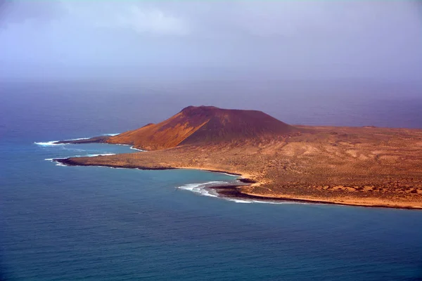 Landschap over eiland La Graciosa onttrokken ten noorden van Lanzarote. Canarische eilanden. Spanje. — Stockfoto