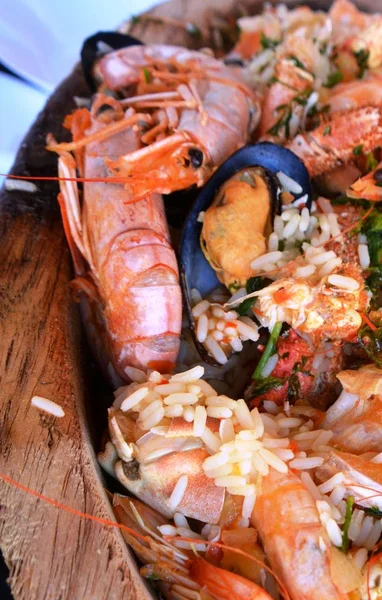 Eine riesige Platte mit Meeresfrüchten und Reis. sehr schmackhaftes Essen auf hellem Hintergrund. — Stockfoto