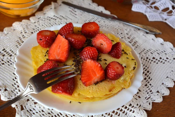 Crêpes maison fraîches avec fraises et chocolat sur une assiette blanche. Aliments sans gluten . — Photo