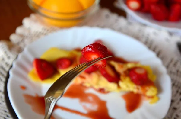 Sweet homemade pancake with strawberries and syrup. Gluten free dessert. — Stock Photo, Image