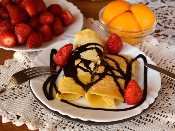 Sweet homemade pancakes with chocolate on a white plate. Gluten free food. — Stock Photo, Image