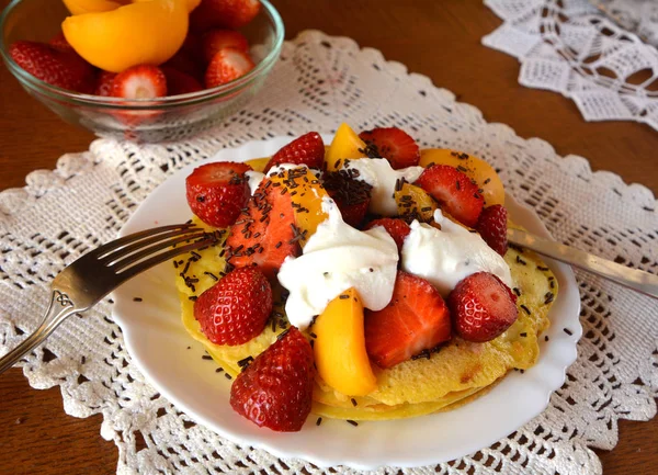 Fres Pfannkuchen mit Aprikosen, Erdbeeren, Schokolade und Käsecreme. — Stockfoto