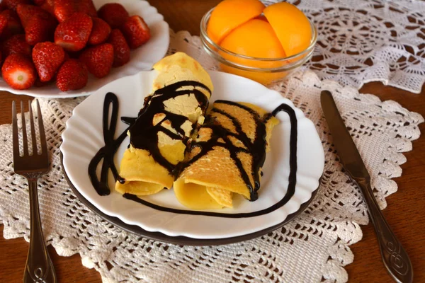 Panqueques dulces caseros con chocolate en un plato blanco. Alimentos sin gluten . —  Fotos de Stock