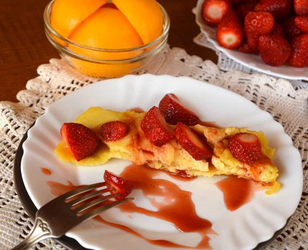 Zoete zelfgemaakte pannenkoek met aardbeien en stroop. Gluten vrije dessert. Stockafbeelding