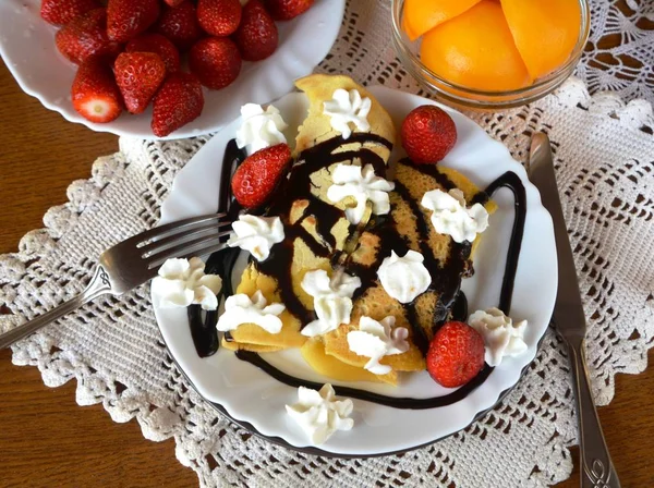 Sweet homemade pancakes with apricots, strawberries, chocolate and whipped cream. — Stock Photo, Image