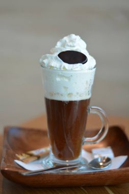 Cam bardak krem şanti ile Viyana kahve.