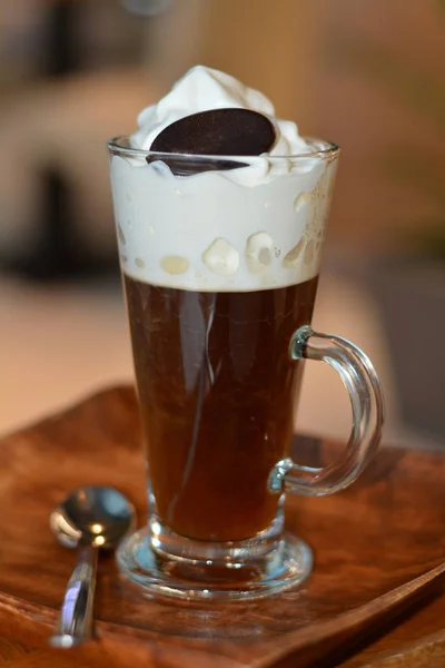 Caffè viennese con panna montata su tazza di vetro . — Foto Stock