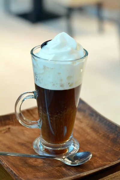 Café vienense com chantilly em copo de vidro . — Fotografia de Stock