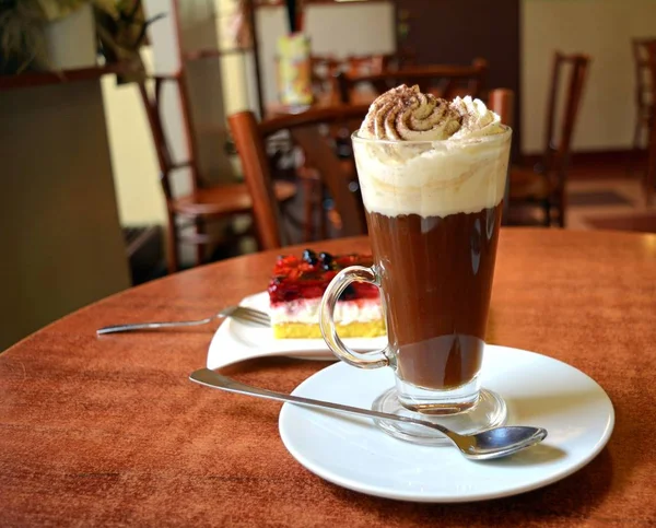 Wienskt kaffe med vispgrädde på glas cup. — Stockfoto