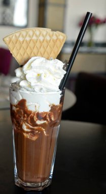 Çikolatalı süt içecek bir bardak krem şanti ile