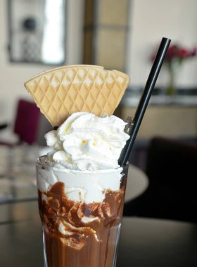 Çikolatalı süt içecek bir bardak krem şanti ile