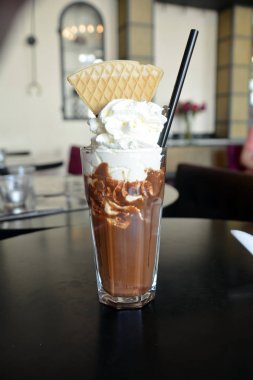 Çikolatalı süt içecek bir bardak krem şanti ile