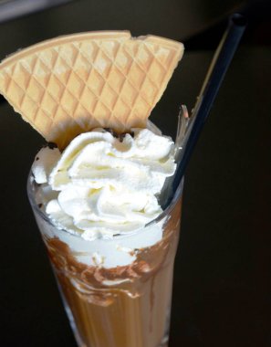 Çikolatalı süt içecek bir bardak krem şanti ile