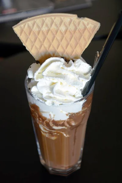 Milkshake al cioccolato bevanda con panna montata su un bicchiere — Foto Stock